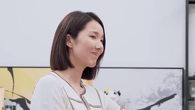 王祖蓝爱妻滤镜碎裂,李亚男的这副表情,是对婚姻最大的讽刺