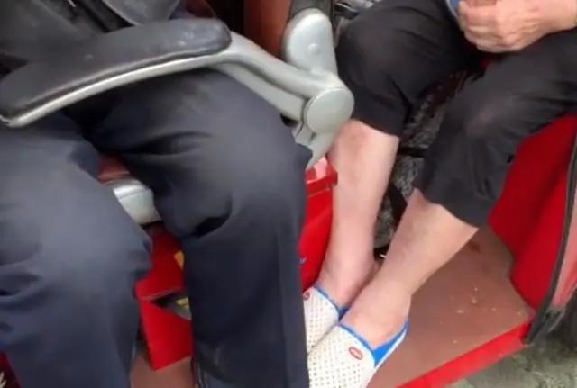 河南都市频道|上海八旬老人开残疾车送孙女高考，一度哽咽：花百万给孙女补课