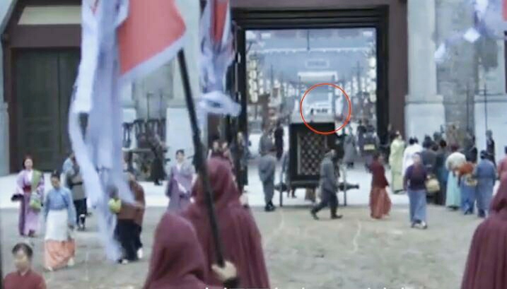 [庆余年]《庆余年》穿帮，高压线、面包车、现代楼房应有尽有，好穿越！