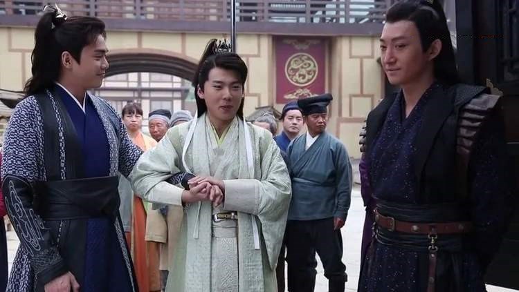 任泉|李沁问郭麒麟：你爸每年给你多少年终奖？他一句话回答笑翻全场