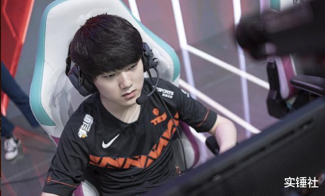 v5战队|V5打野成代练乱杀TES，解说直言滔搏下路成提款机！笑笑看懵了