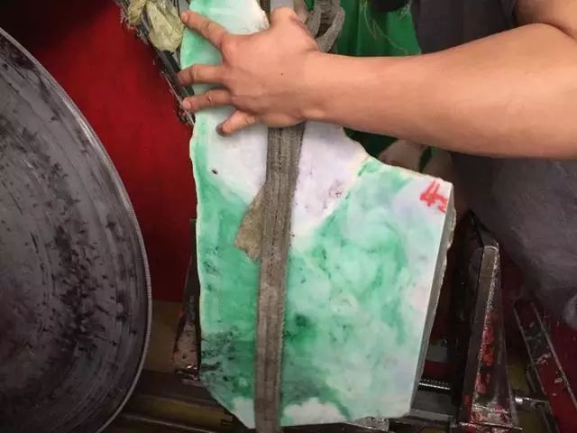 「翡翠」老爸1万买的翡翠原石，切开干巴巴的，看他如何扭转乾坤？