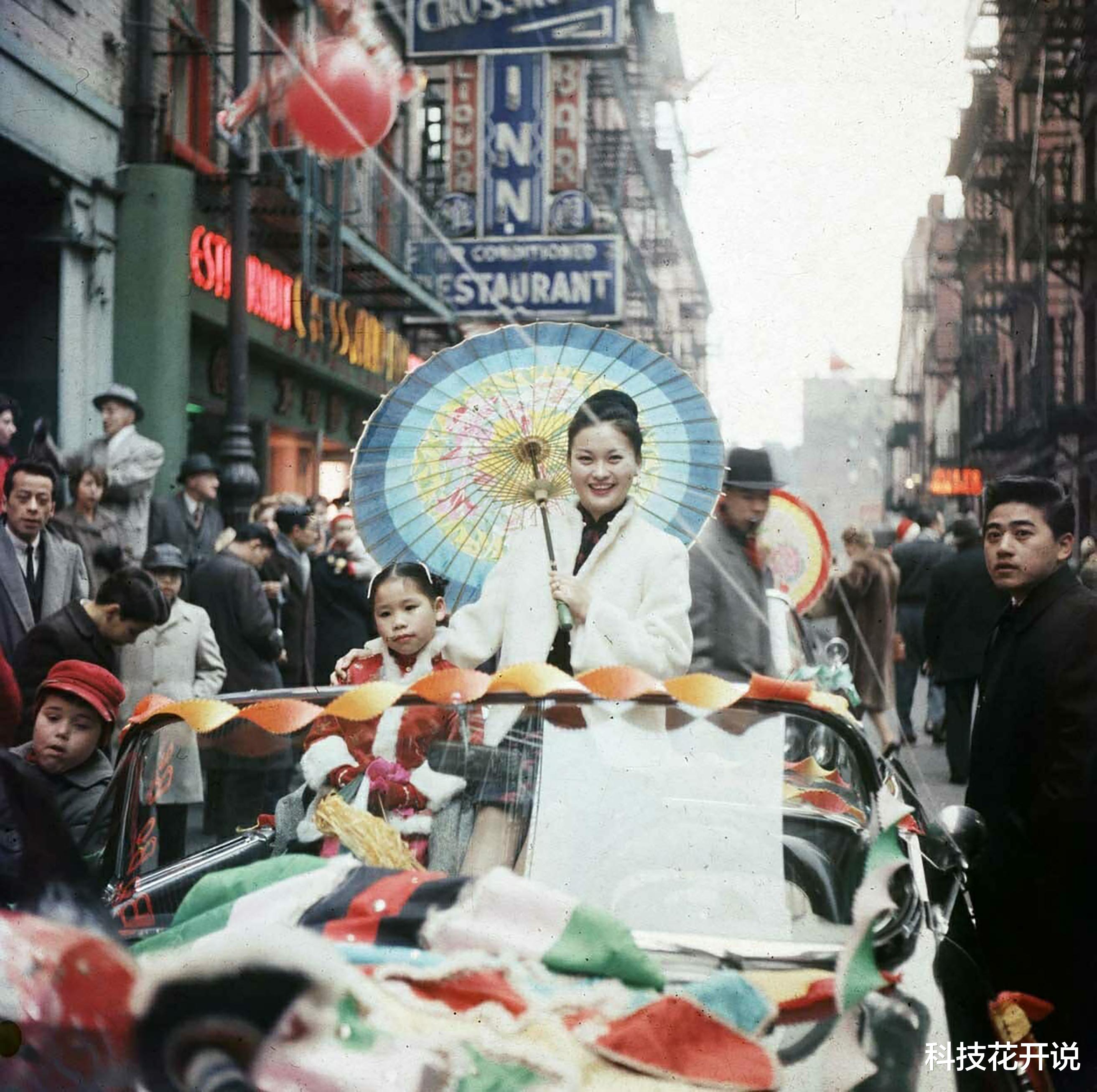 艺伎|历史上过目难忘的瞬间：练倒立的日本艺伎，躺树杈上的梦露，玩蛇的李小龙