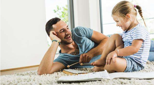 女生爱说 父亲上班前，将5岁女儿托付给小卖铺老板，回来一看崩溃痛哭