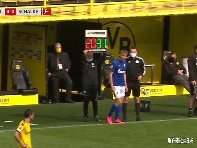 [沙尔克04]第87分钟，足坛迎来历史性一刻！球队0-4落后，第5位球员替补登场