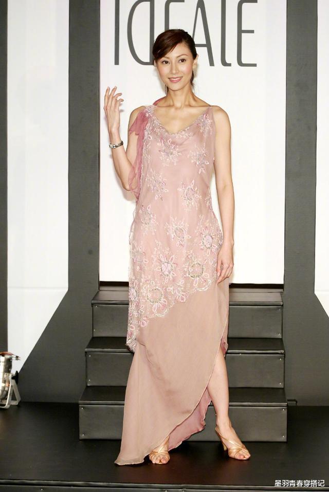 「李嘉欣」李嘉欣罕见和亲姐走机场，姐姐一看就精明人，脖子上的大包更抢镜