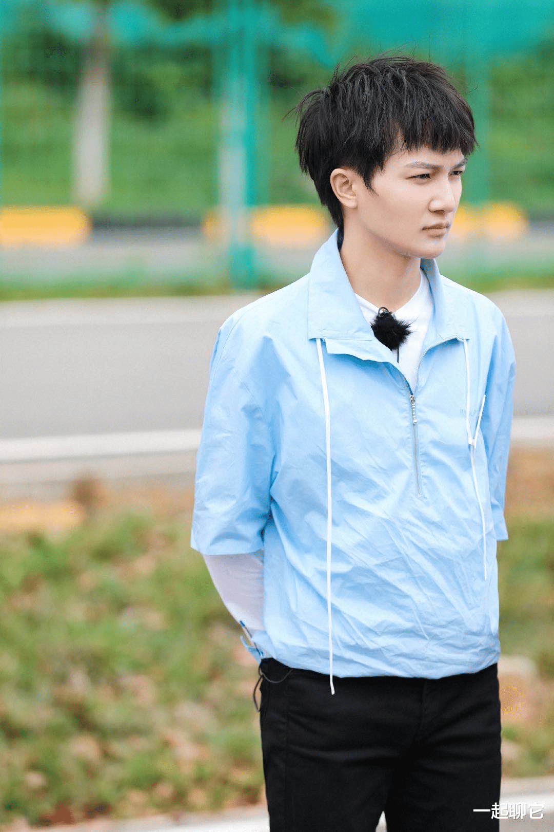 周深|歌手周深被指举动猥琐？录节目往戚薇身上凑，女方面色尴尬一直躲