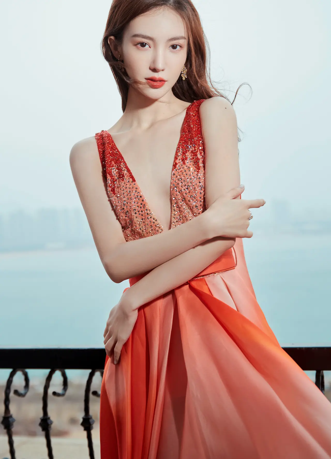 立志做平民窟的艺术家 美女金晨有多敬业？从羽绒到深V锦鲤色亮片长裙，一秒入状态