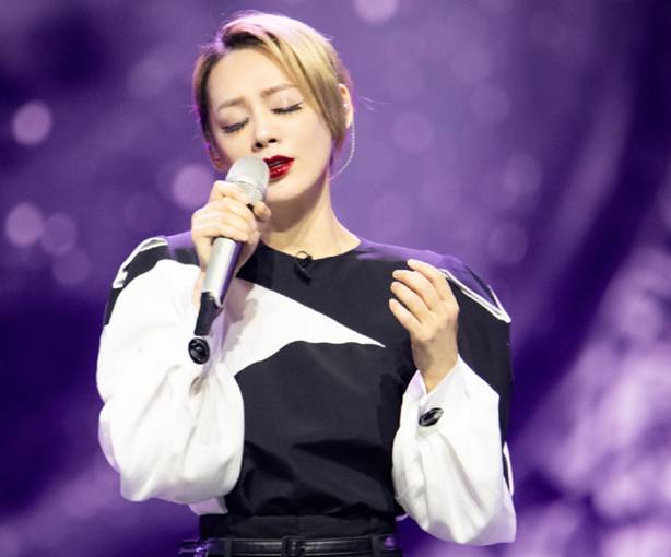 宁静|48岁宁静上直播间和薇娅同框，失去美颜精修后，这颜值认真的吗？