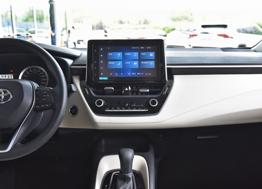 丰田卡罗拉|丰田最热销的家轿，全系标配8气囊，油耗3毛多，关键是难开坏