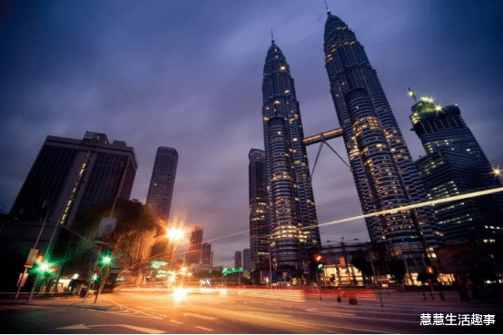 马来西亚▲这个国家拆掉所有中文标牌，抵制华人群体，中国网友：你清醒一点