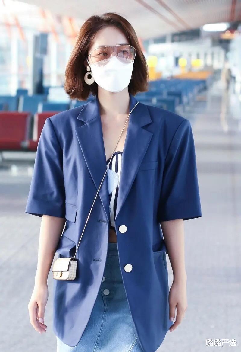 [阔腿裤]“舞美人甜”蓝盈莹露脐装配阔腿裤现身机场，标志性短发清爽迷人