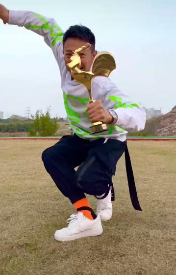 蔡依林|印小天获奖台上跳起舞，台下明星神色各异很尴尬，沉寂8年熬出头