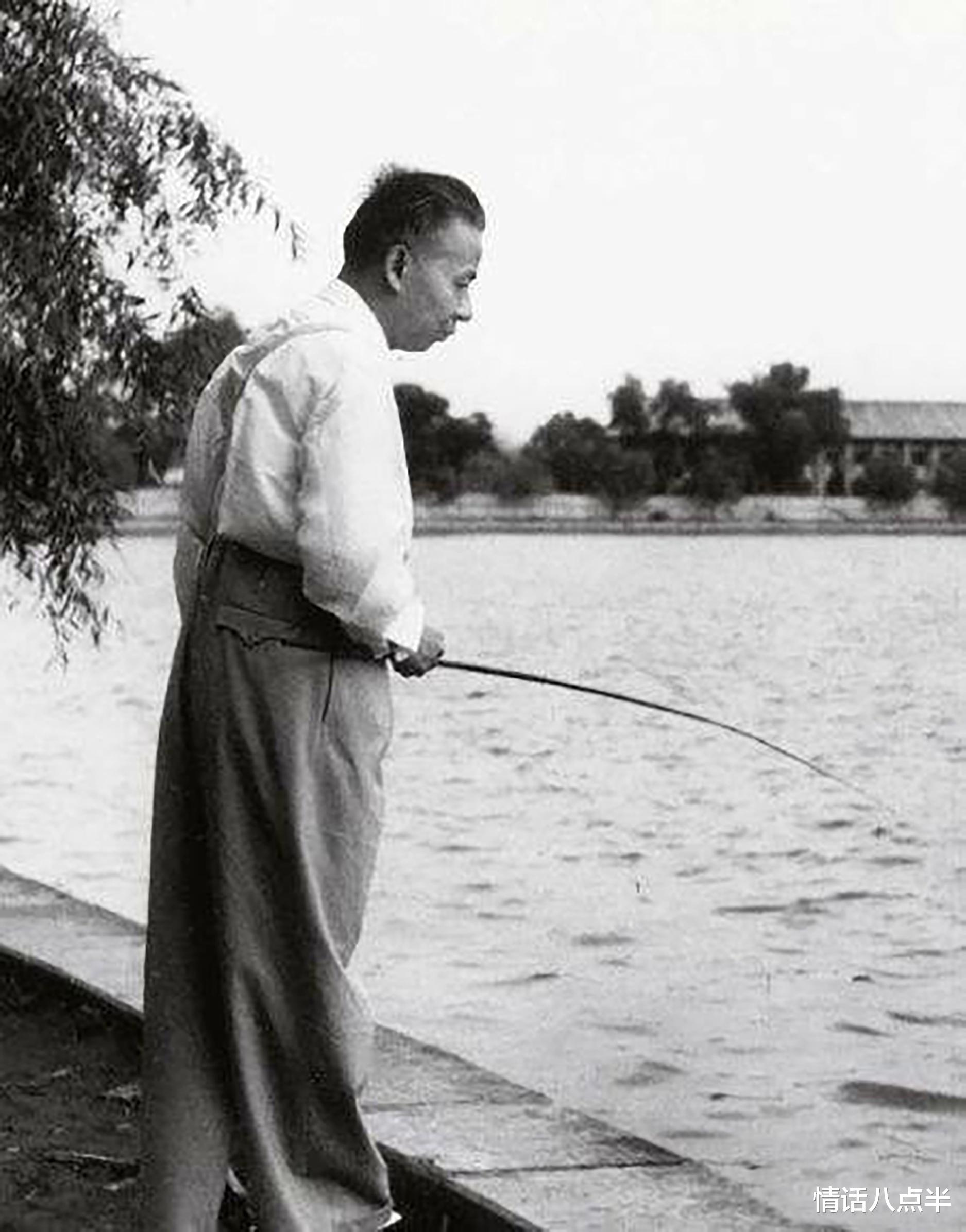 刘少奇|历史上过目难忘瞬间：钓鱼的刘少奇，换轮胎的雷锋，邓小平华国锋接见穆铁柱