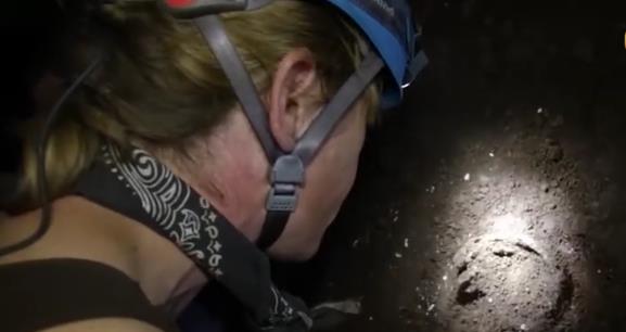 『』专家误入深山“无名洞穴”，发现洞内史前人类骸骨，真相让人害怕