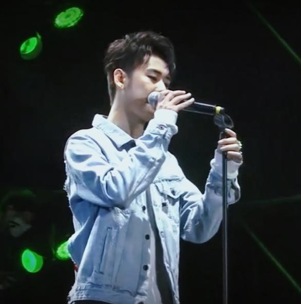 音乐节|张云雷首次音乐节乐队绿海，不带耳返，粉丝：习惯了，啥时候带过