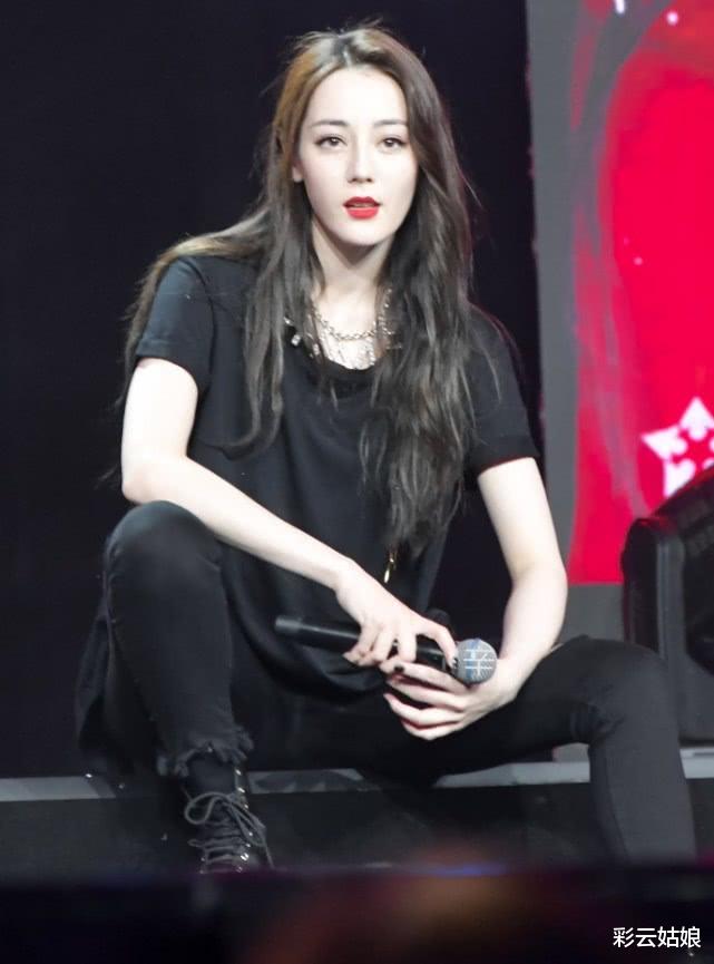 『迪丽热巴』有种霸气叫热巴的坐姿，看清她腿放的地方，真当自己不需要男粉？