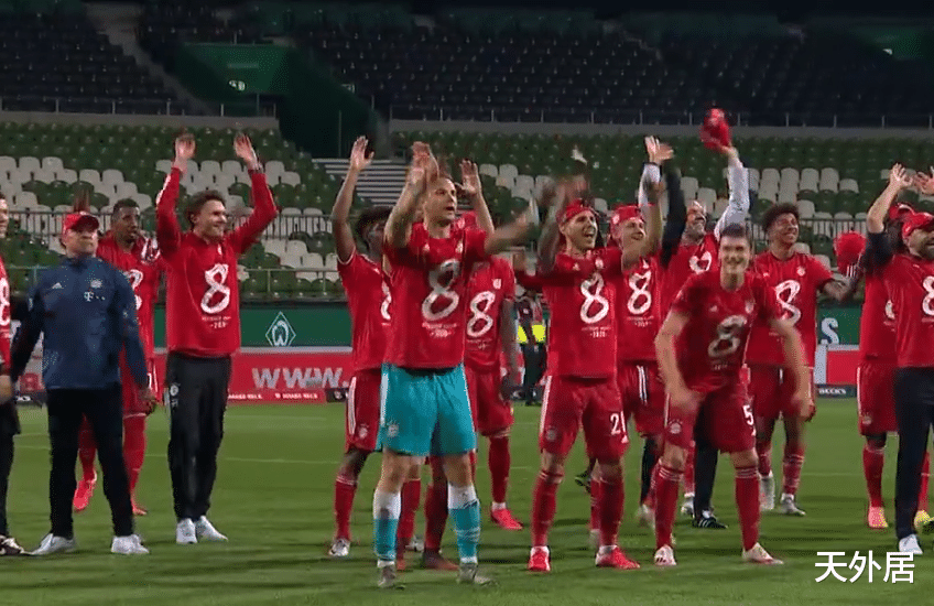 『拜仁慕尼黑』罕见一幕！拜仁破3大纪录疯狂庆祝夺冠，看台上只有6个“观众”