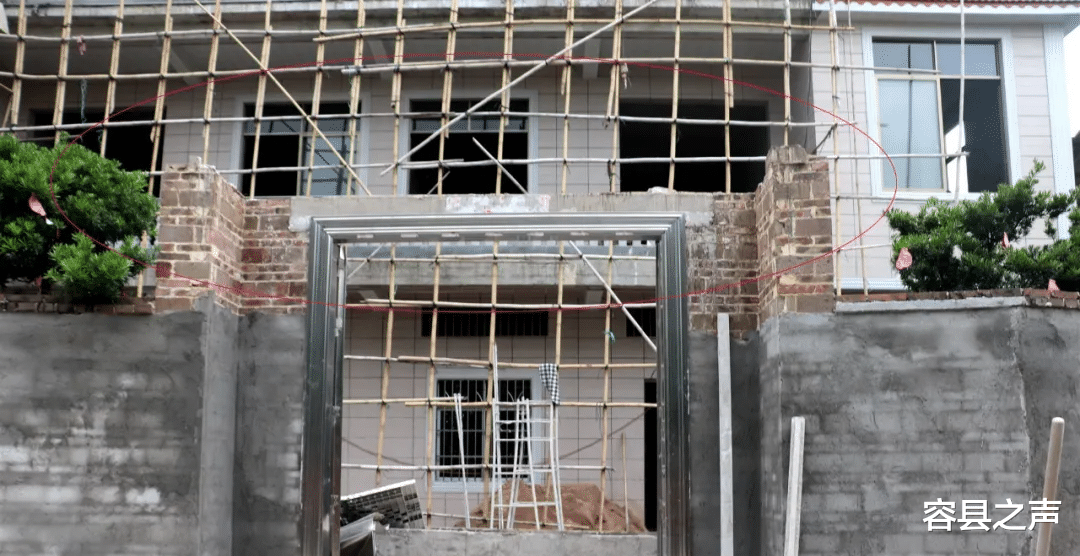 广西|广西一在建民房飘檐突然坍塌，两人高空跌落，一人被埋压不幸身亡