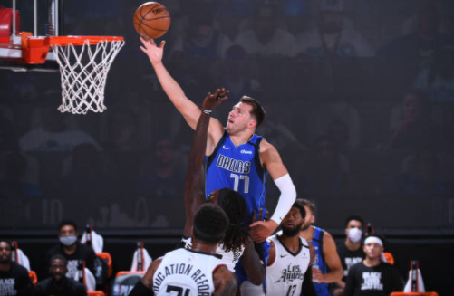 卢卡·东契奇|13+10+10！东契奇伤退+三分6中1，被伦纳德上课，抱头沉默太沮丧！