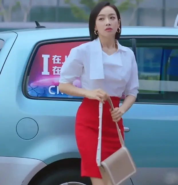 下一站是幸福|没名气女演员只能捡旧？“唐灿”裙子项链包都是上一个剧组用过的