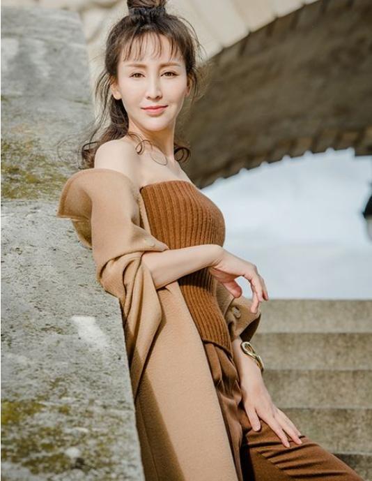 她刚成年就和男友私奔北漂,在地下室生下三胎,如今靠丈夫成名