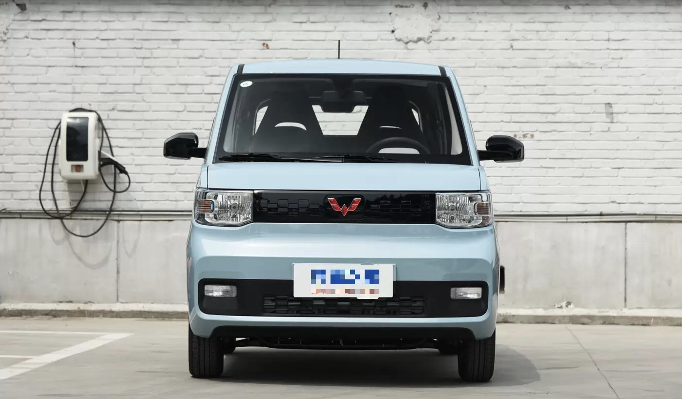 电动车|五菱倒退?新款电动车不支持充电桩,充电方式哭笑不得