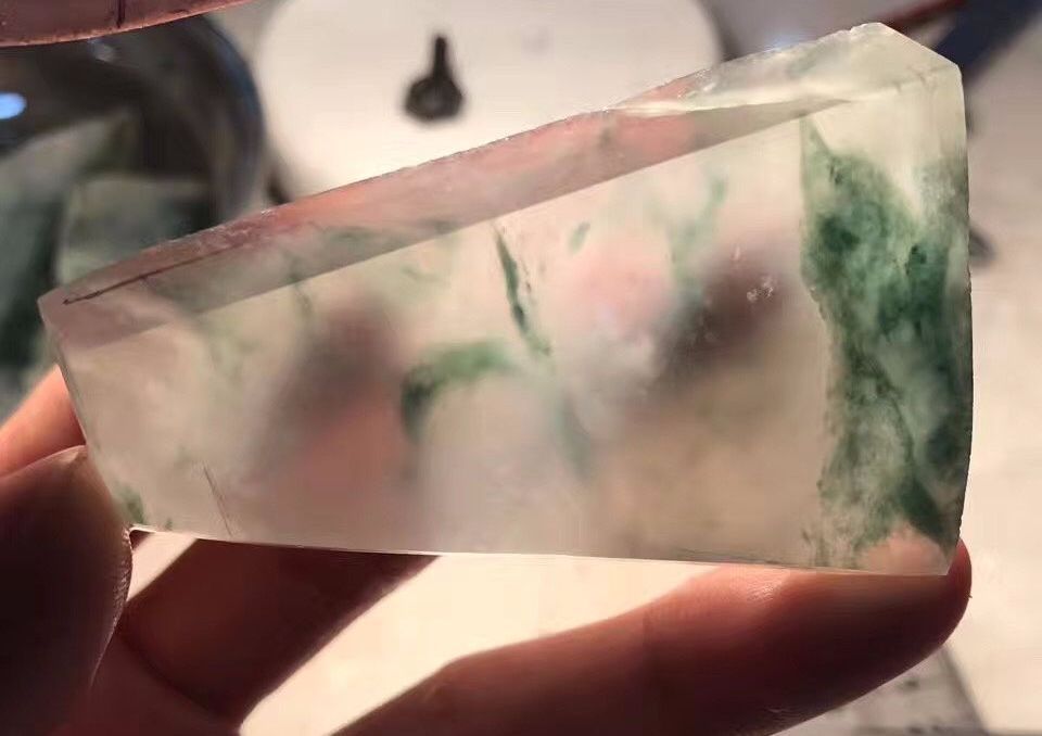 翡翠手镯@价值千万的翡翠原石，却因裂一毁再毁，经他人之手起死回生！