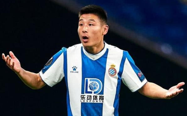 武磊■争议，武磊禁区疑遭对手抱摔，裁判竟没看见！西媒：判罚有问题