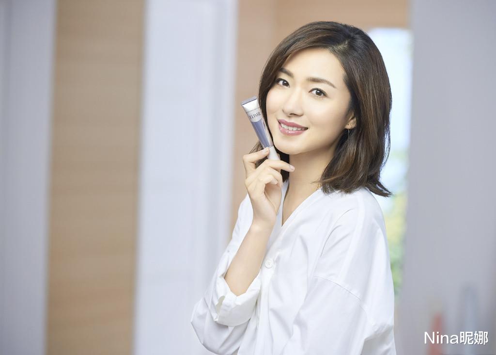 短裤@万茜携女过61儿童节，38岁万茜短裤戴翅膀太抢镜，母女同框像同辈