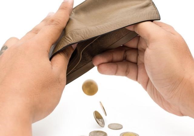 银行 储蓄率“断崖式”下跌,银行压力激增,谁掏空了老百姓的钱袋子?