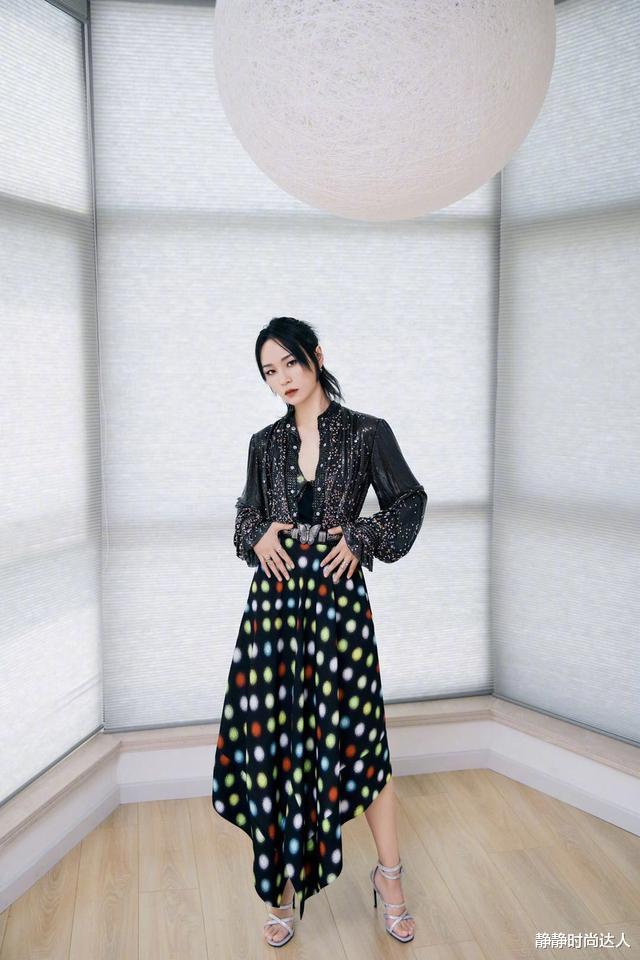 周笔畅|周笔畅穿出女人味，宫廷风红色礼服配珍珠首饰，复古又典雅