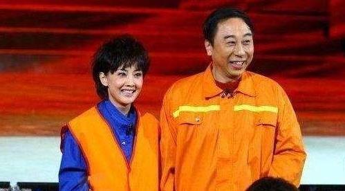 牛莉|牛莉:春晚一件粉红色大衣拍卖3万2引争议?随他去,我还是牛莉