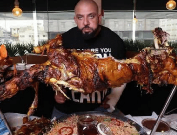 「烤全羊」他才是“世界第一大胃王”，一次性吃掉一整头44斤烤全羊，如今成了这样