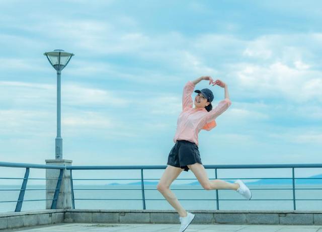 粉色|左小青扮嫩有一套，身穿粉色运动装活力满满，对镜头凹造型太少女