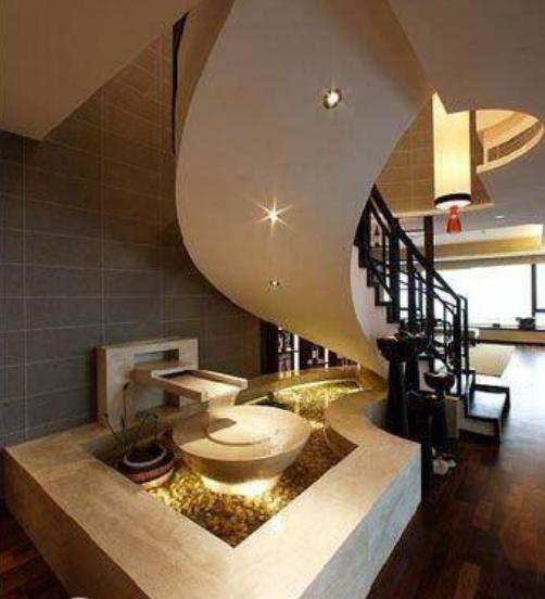 ▲参观胡歌在北京的豪宅，楼梯底部还设计了人工河，装修太下本钱了