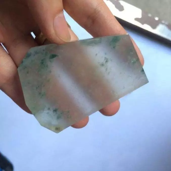 【翡翠】巴掌大的翡翠料子，切开后，谁知出了高货！
