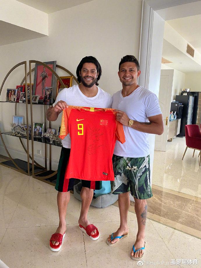 巴西队@中巴友谊深，国足球王送1.8亿巴西巨星战袍，网友：世界杯真稳了