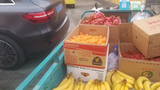 『外卖小哥』摆地摊一天赚上千？我们去地摊一条街，找了5个地摊老板聊了聊