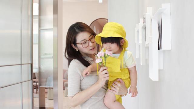 『陈怡蓉』陈怡蓉罕晒爱女正面照，母亲节收花超欣慰，唯一愿望盼其不长残
