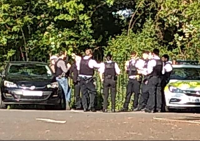 罗云熙@英国警察街头聚堆喝咖啡 民众不满：违反疫情禁令