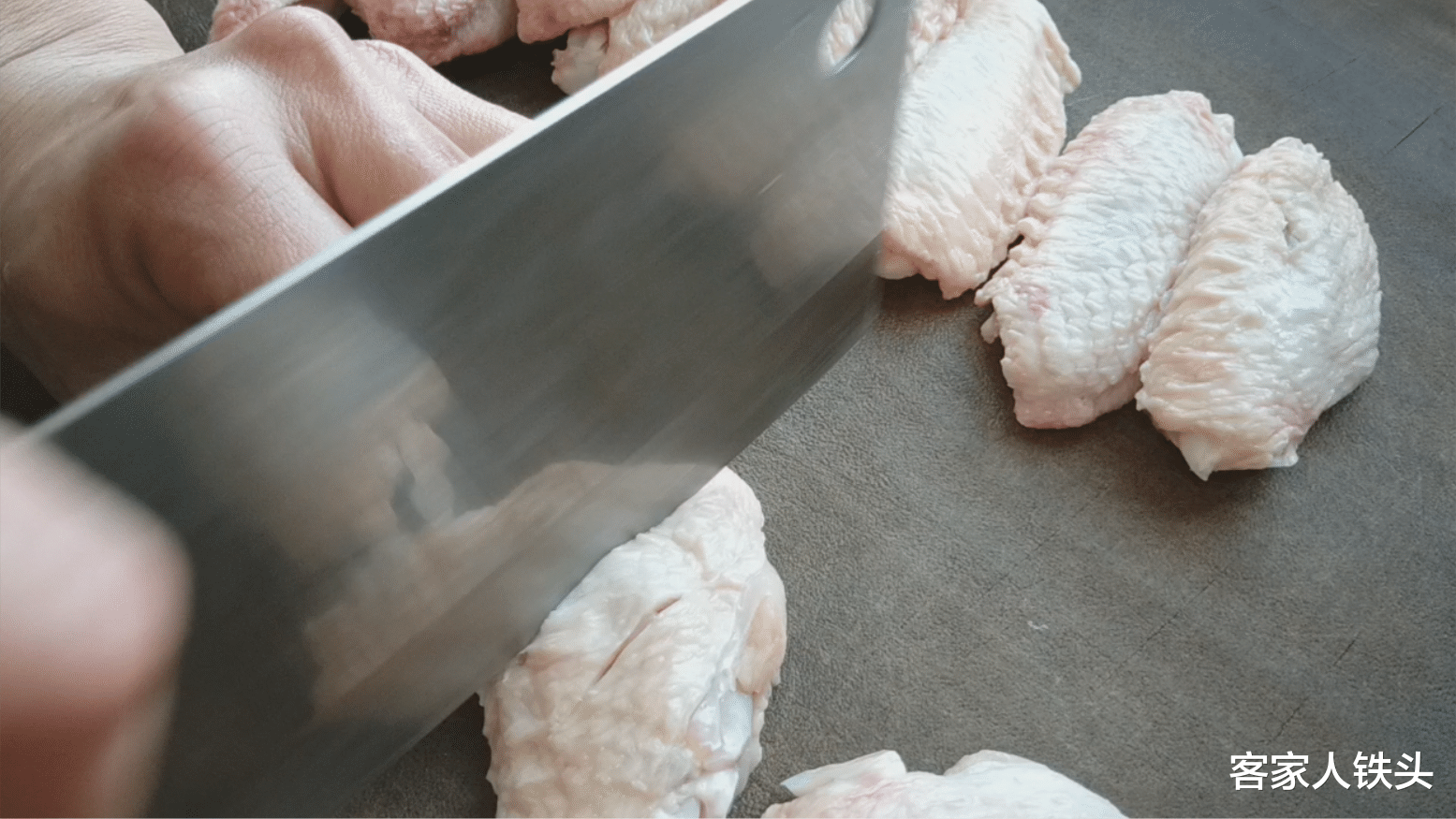 鸡翅▲12个鸡翅打入1个鸡蛋,入锅简单一做,上桌大人小孩抢着吃,真香