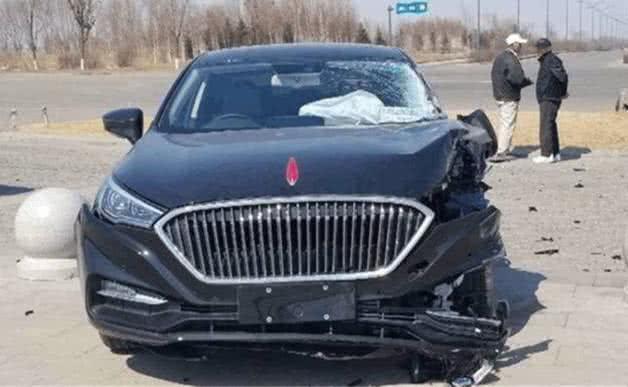 红旗H7撞上大货车,车损让人没眼看,国产车就这质量