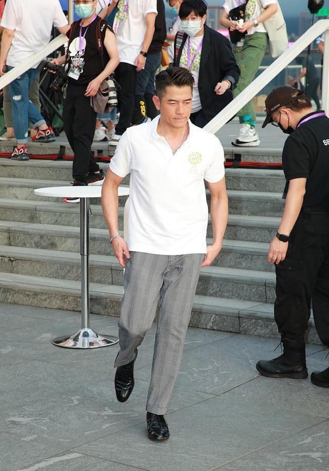 郭富城▲郭富城保养得真好！54岁梳油头穿白Polo衫，同框娇妻看不出年龄差