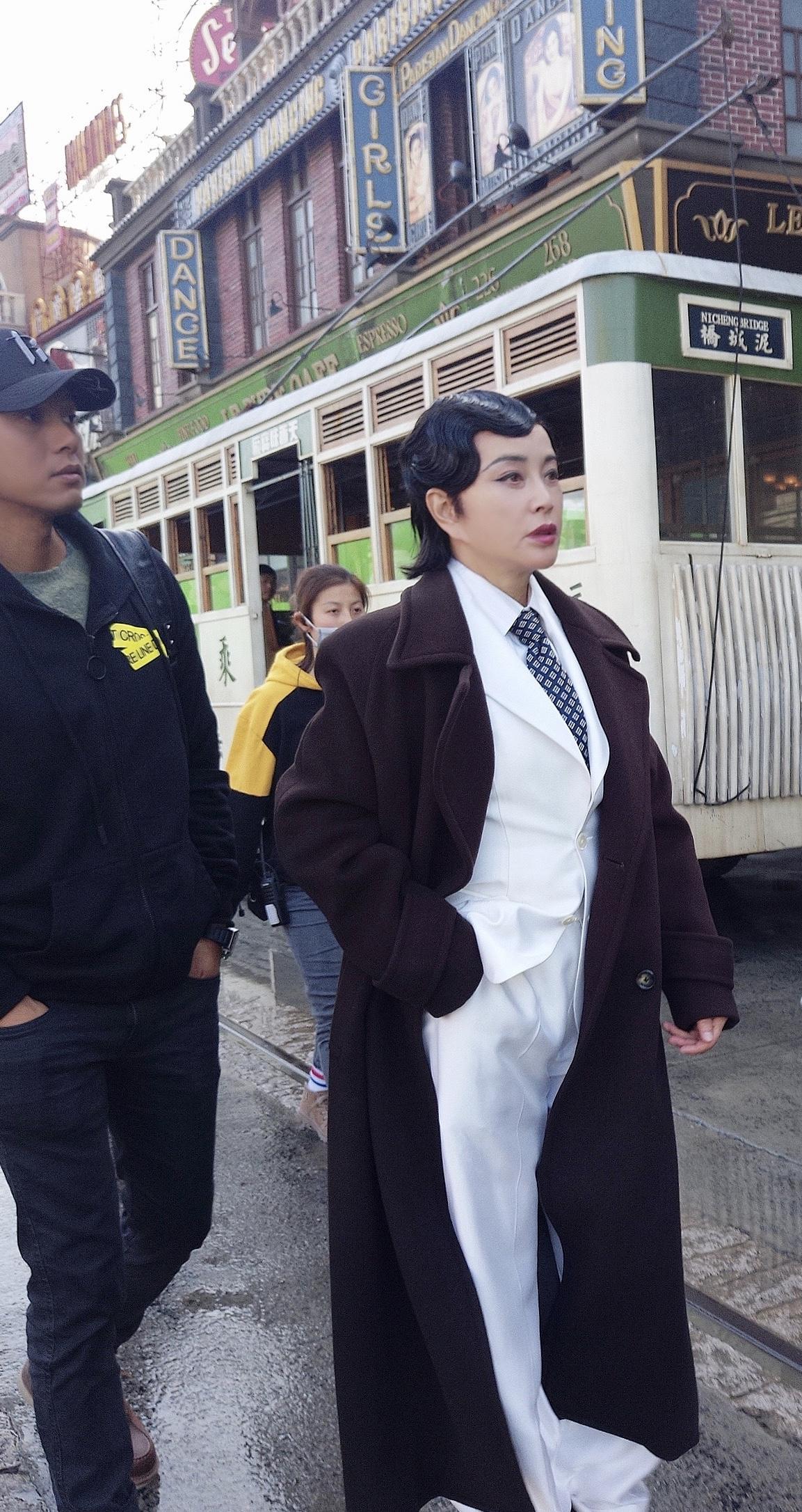 刘晓庆|刘晓庆《八佰》造型太飒了,白衬衫白西装+领带,复古发型A爆了