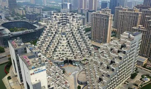 『』中国“金字塔”大楼火了，邻居串门不用走楼梯，恕我直言：开眼了