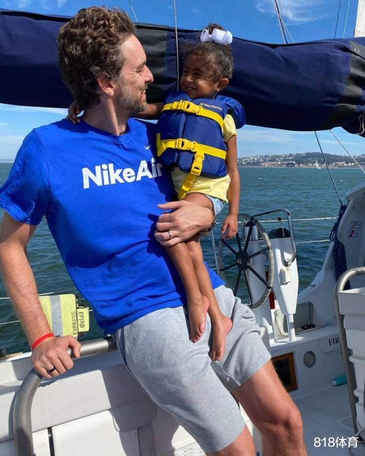 科比·布莱恩特|好兄弟! 加索尔带瓦妮莎母女豪华游艇出游, 抱起科比三女儿一脸慈祥
