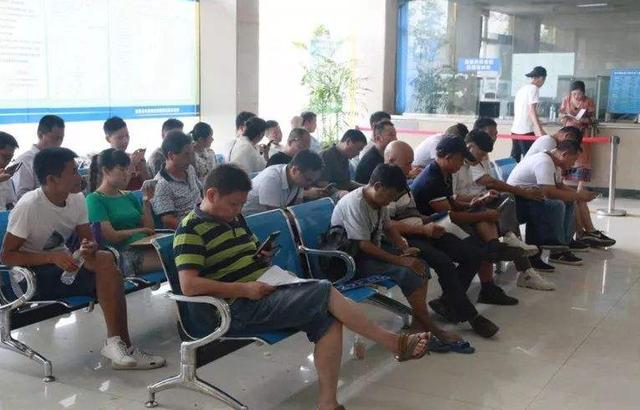 ##电子眼下莫作怪，司机双手别乱放，一不小心可能成“网红”！