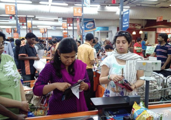 [印度]印度富婆来中国“炫富”，逛超市时一脸不解：中国人都这么有钱？