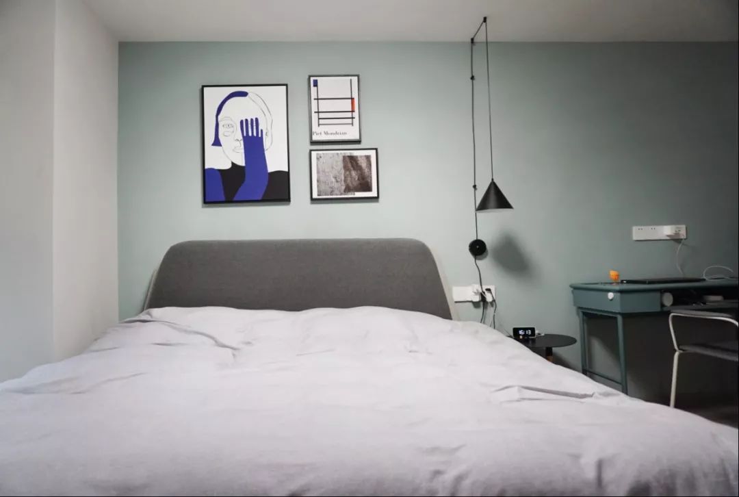 ：25m2迷你loft单身公寓，黑白灰+原木设计，简约又有格调！